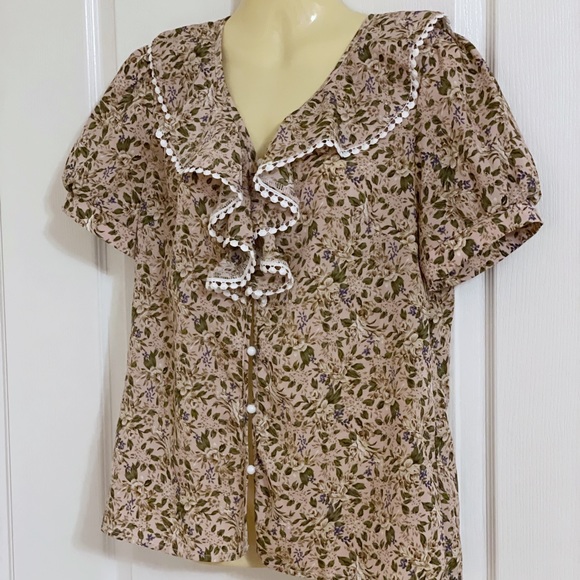 Like new diary pink floral button down puff sleeve blouse, ruffle collar - Picture 2 of 13